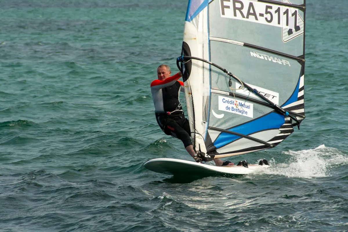 Débuter la planche à voile : par où commencer vraiment ?