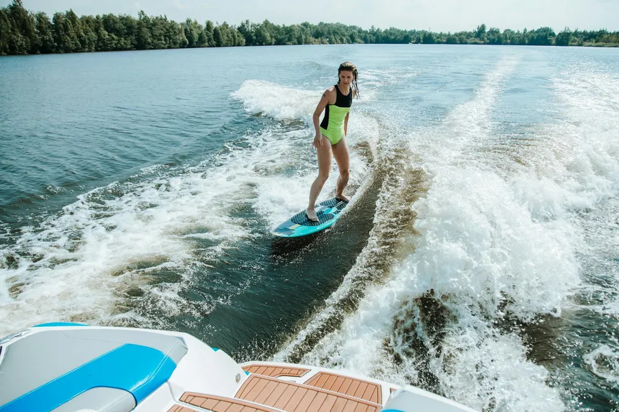 Wake surf : comment débuter et quel matériel choisir en 2026 ?