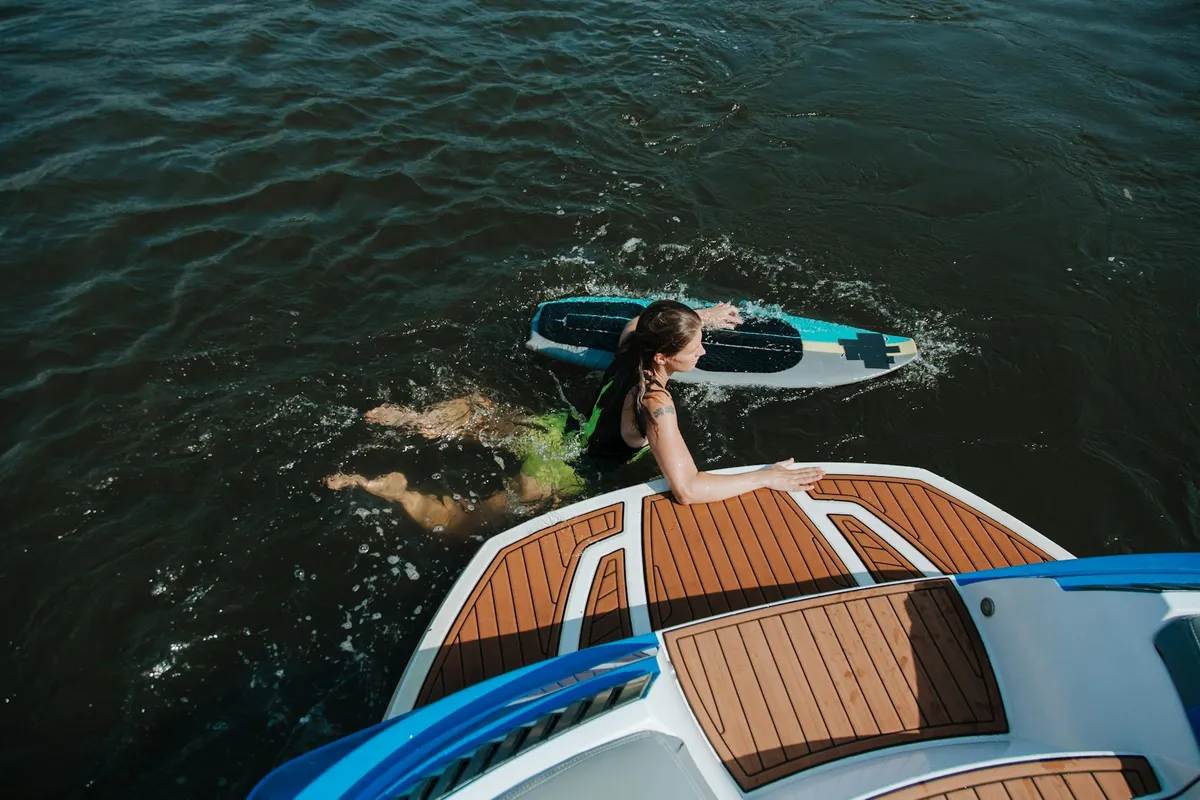 Wake surf : comment débuter et quel matériel choisir en 2026 ?