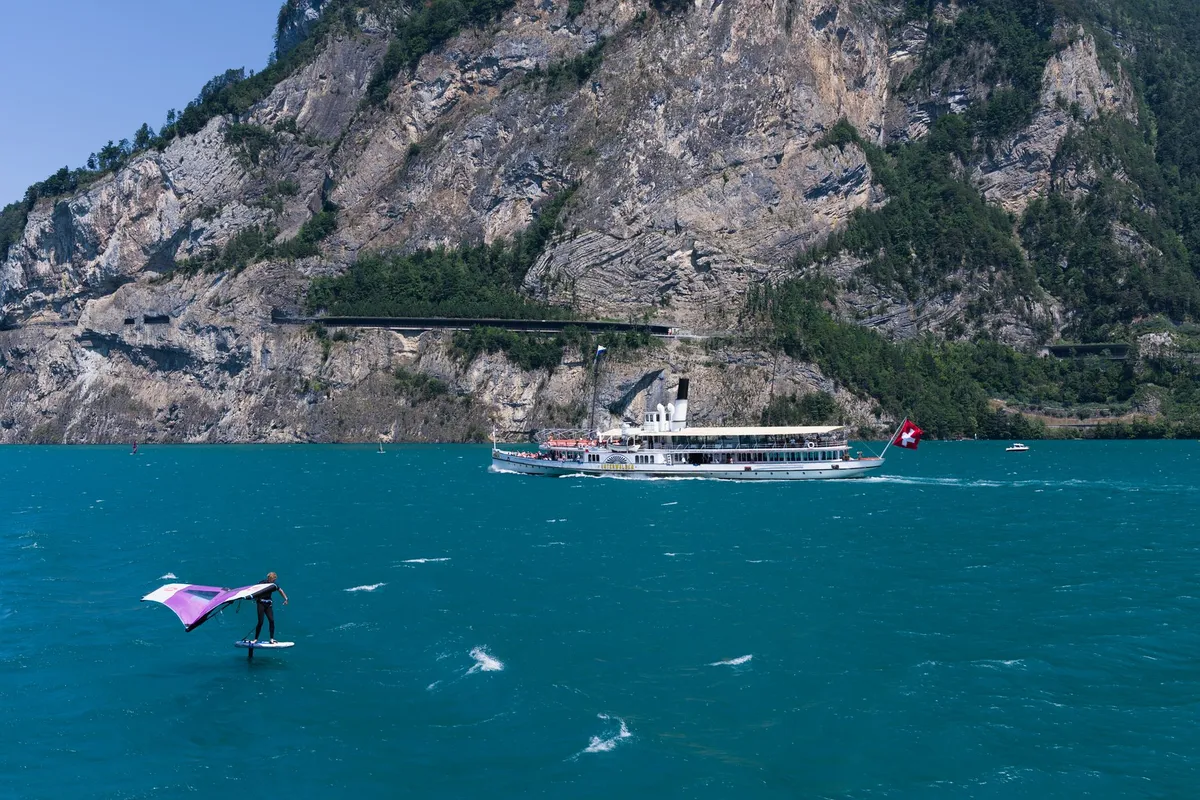 Windfoil ou wingfoil : lequel choisir pour voler sur l'eau ?